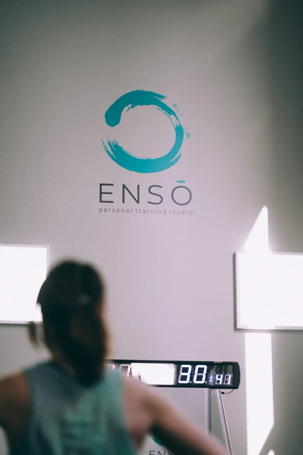 Logo ENSO en el interior del estudio